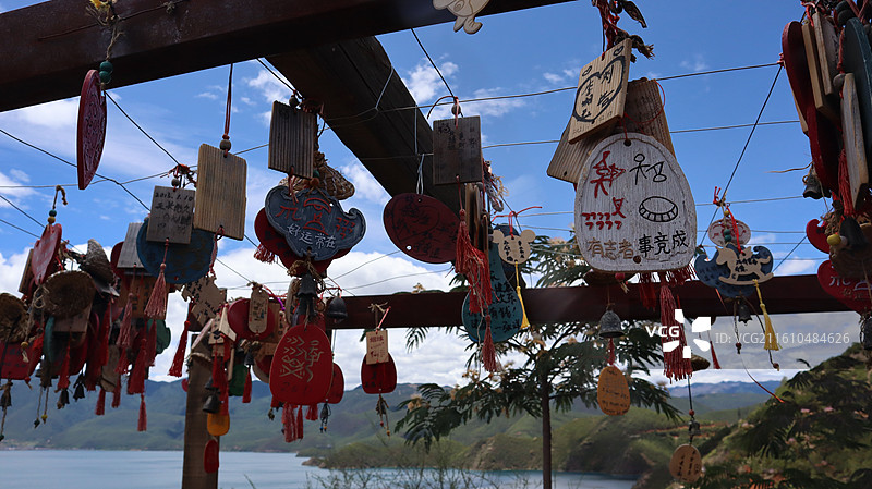 悬挂在天空中的祈福牌的低角度视图图片素材
