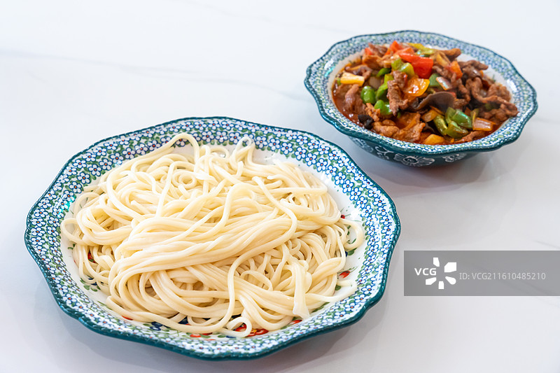 新疆特色美食 过油肉拌面 拉条子 特写 电商 文旅图片素材