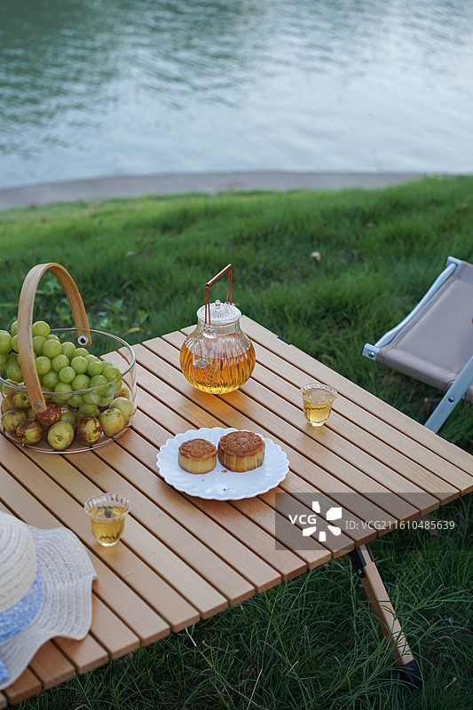 户外露营喝茶图片素材