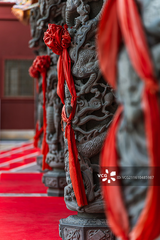 福建闽南宗教寺庙传统建筑青石镂空龙柱盘龙柱图片素材