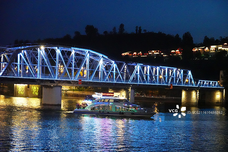 四川省广元市利州区广元嘉陵江铁桥傍晚蓝调夜景图片素材