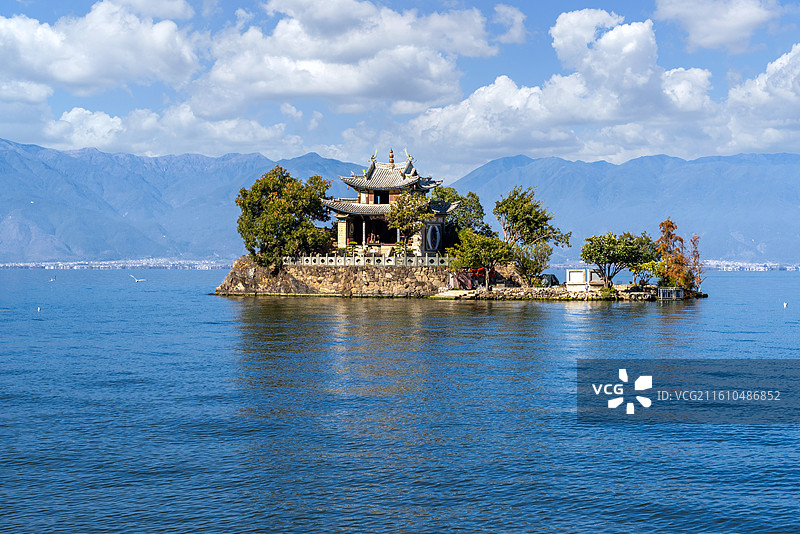 大理洱海中的小普陀岛图片素材