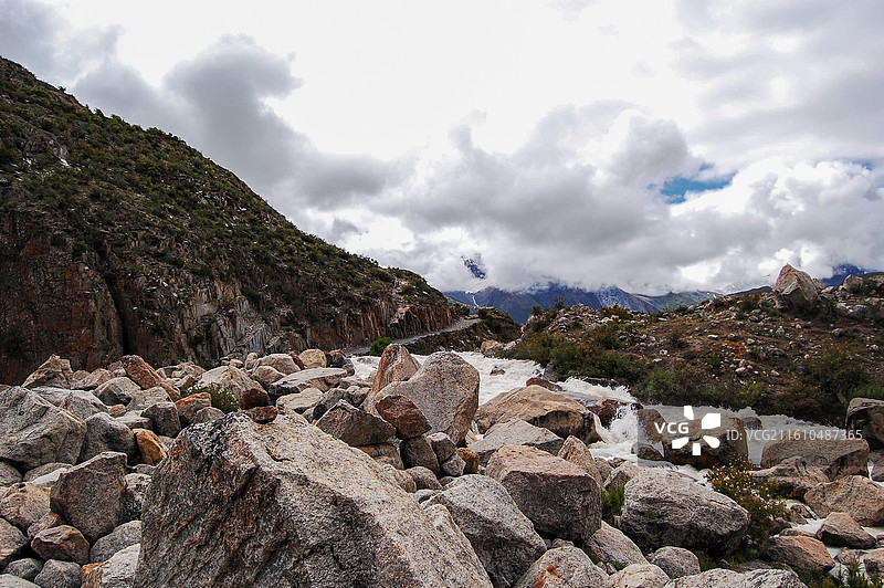 山间河流乱石滩景观图片素材
