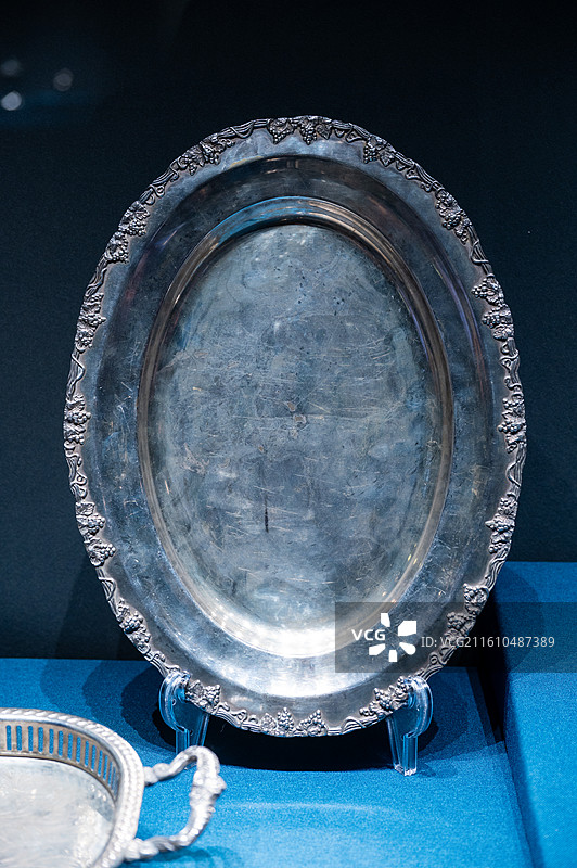 天津博物馆 奥地利施瓦策瑙古堡银器展 19世纪末 葡萄缠枝椭圆盘图片素材