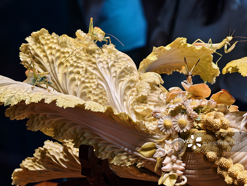 牙雕 丰收大白菜 1987 年 北京图片素材