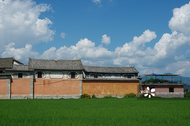 云南大理洱海喜洲古镇：喜洲稻田和喜林苑杨家苑图片素材