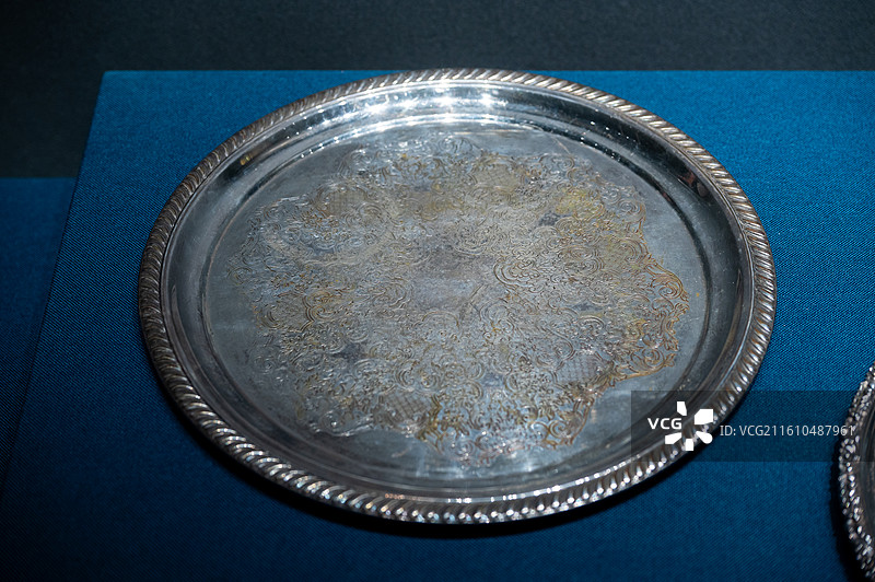 天津博物馆 奥地利施瓦策瑙古堡银器展 19世纪末 绳纹花卉圆盘图片素材
