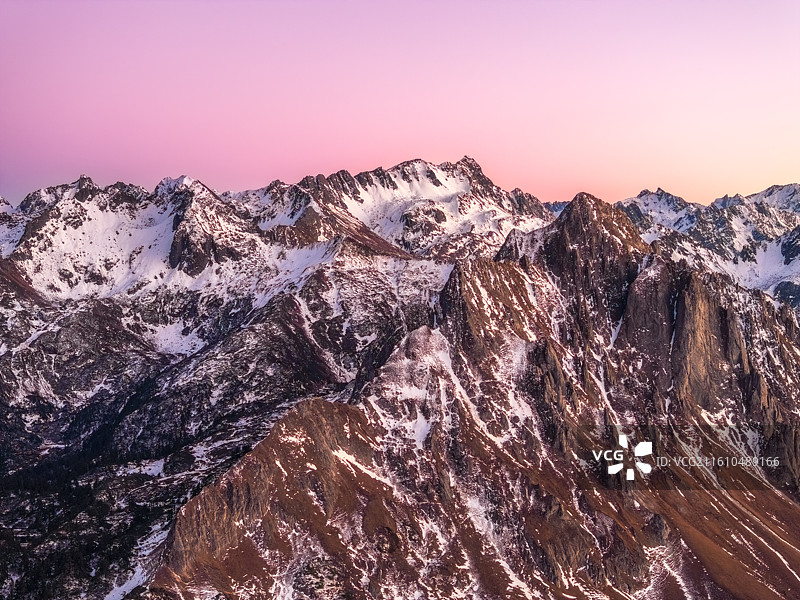 冬天金色时刻的德钦贡山交接三江并流孔雀山图片素材
