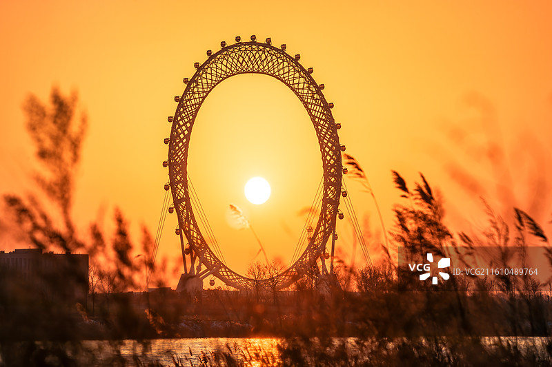 日落时分的渤海之眼无轴摩天轮，潍坊，山东图片素材