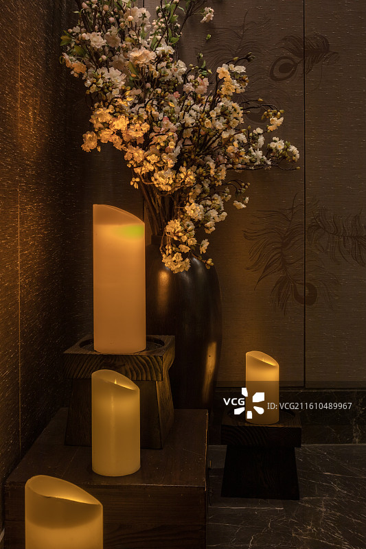 高端养生会所烛台装饰与夜间情绪空间图片素材