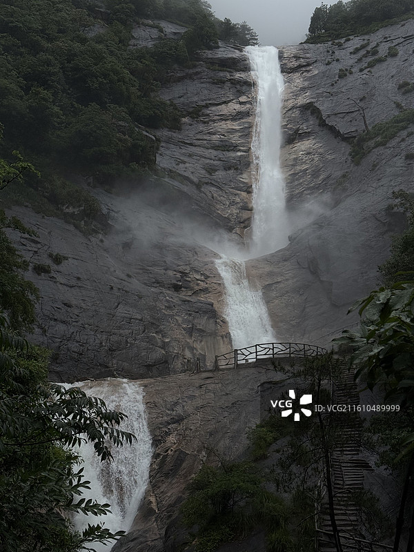 黄山九龙瀑正面视角图片素材