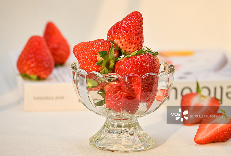 正宗 丹东 红颜 品种 草莓 水果 新鲜 红色 奶油 应季 健康 果肉 香甜 果实图片素材