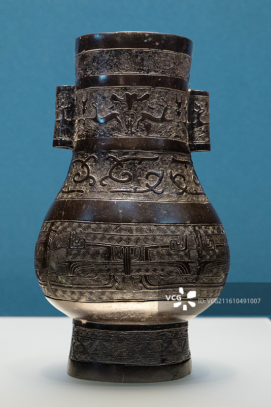 上海博物馆东馆融古烁新宋元明清铜器的复古与创新展仿古纹铜贯耳瓶 元 大英博物馆图片素材