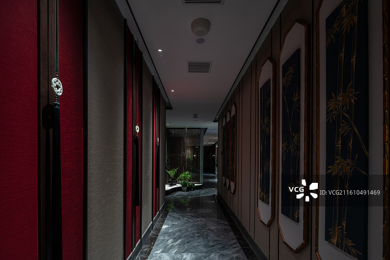 足浴会所长走廊与艺术装饰墙面图片素材
