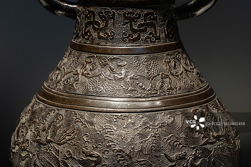 上海博物馆东馆融古烁新宋元明清铜器的复古与创新展税记款铜瓶 南宋 乾道九年 1173年 V&A博物馆图片素材