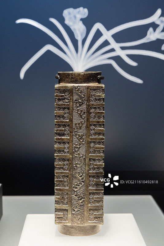 上海博物馆东馆融古烁新宋元明清铜器的复古与创新展铜琮式瓶 南宋 大都会艺术博物馆图片素材