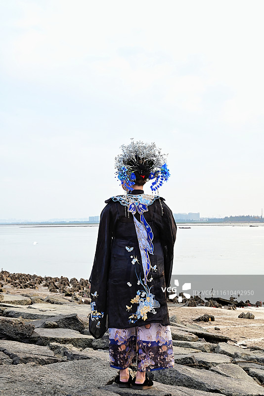 泉州 蟳埔 簪花围 簪花 旗袍 渔女装 码头 海边 泉州湾图片素材