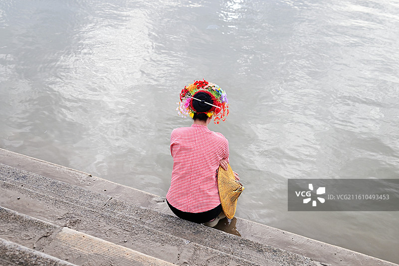 泉州 蟳埔 簪花围 簪花 旗袍 渔女装 码头 海边 泉州湾图片素材
