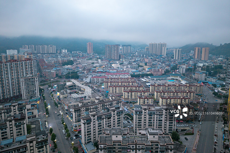航拍晨雾中的贵州省黔南州罗甸县城市风光图片素材