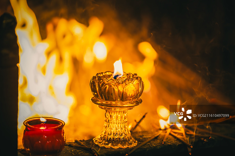 点燃的蜡烛图片素材