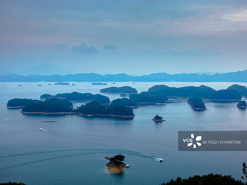 浙江省杭州市淳安县千岛湖景区的梅峰观景平台。画面中，千岛湖的壮丽风光尽收眼底。湛蓝天空下，广阔无垠。图片素材