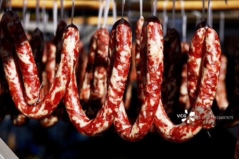正在晾晒风干的香肠图片素材