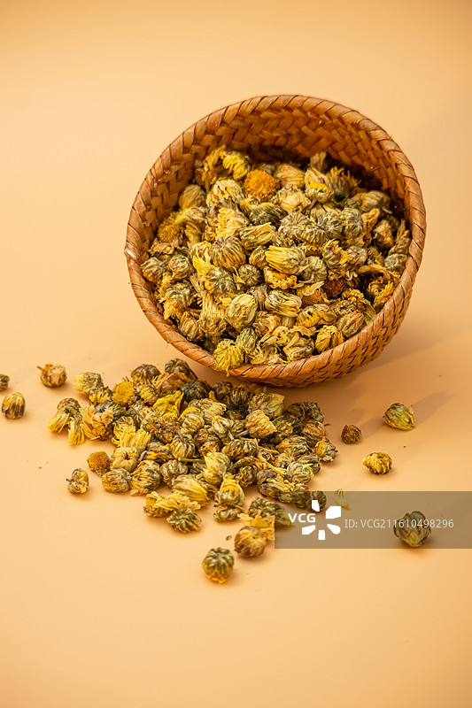 纯色背景上篮子里的胎菊菊花药食同源中药材养生茶图片素材