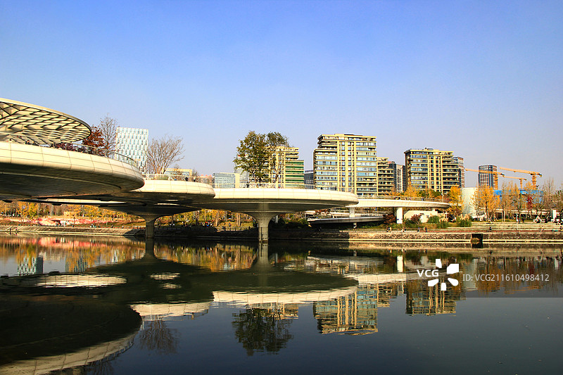 成都交子人行桥莲桥秋日风光图片素材