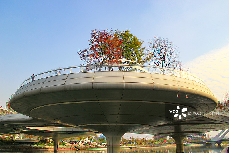 成都交子人行桥莲桥秋日风光图片素材