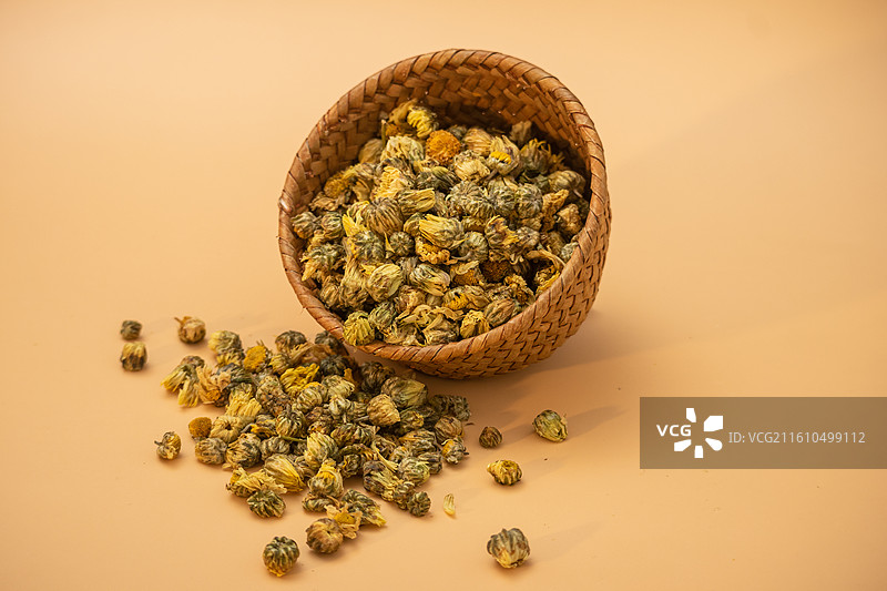 纯色背景上篮子里的胎菊菊花药食同源中药材养生茶图片素材