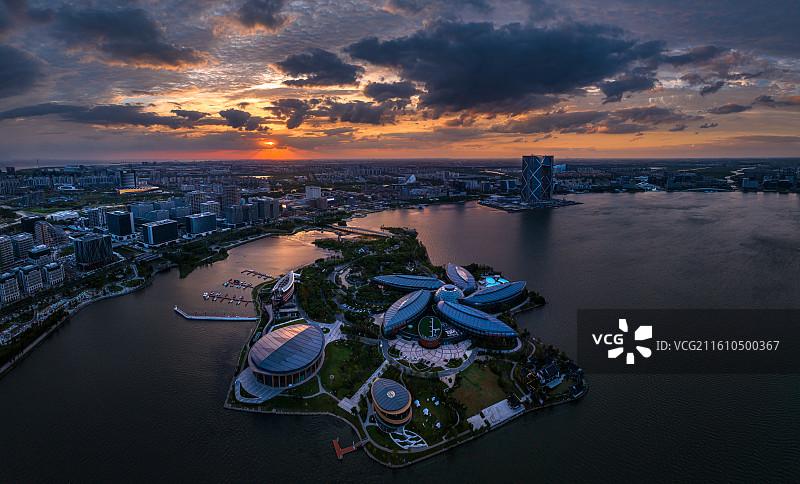 临港皇冠假日酒店落日图片素材