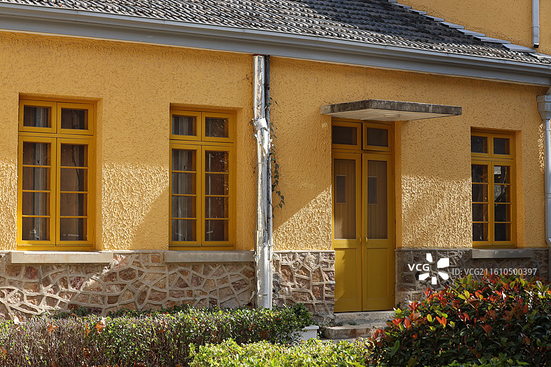 江南水泥厂的小黄楼图片素材