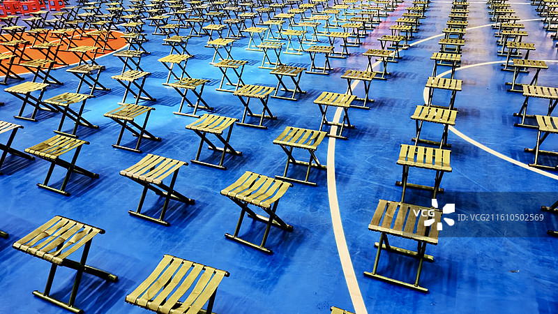 整齐摆放的小凳子图片素材