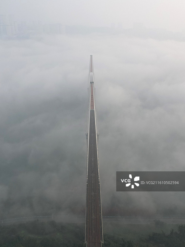 晨雾中的重庆蔡家轨道大桥图片素材