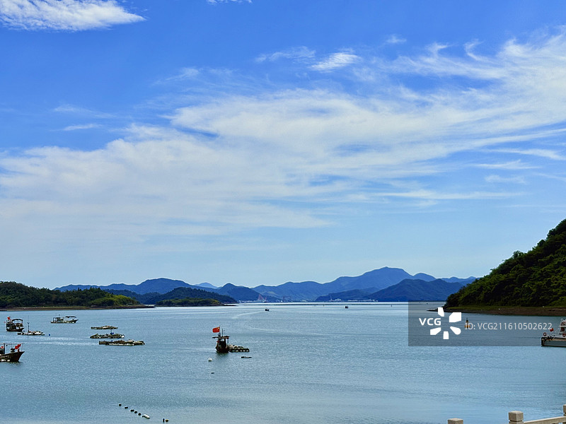 蓝天白云下的天妃湖和海面上的船只远处的青山图片素材
