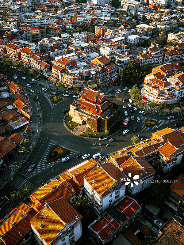 泉州市朝天门建筑及马路环岛与附近城市景观图片素材