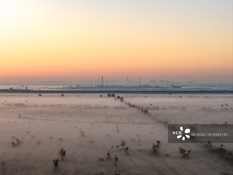航拍长江航道日出风光及长江上的运输船图片素材