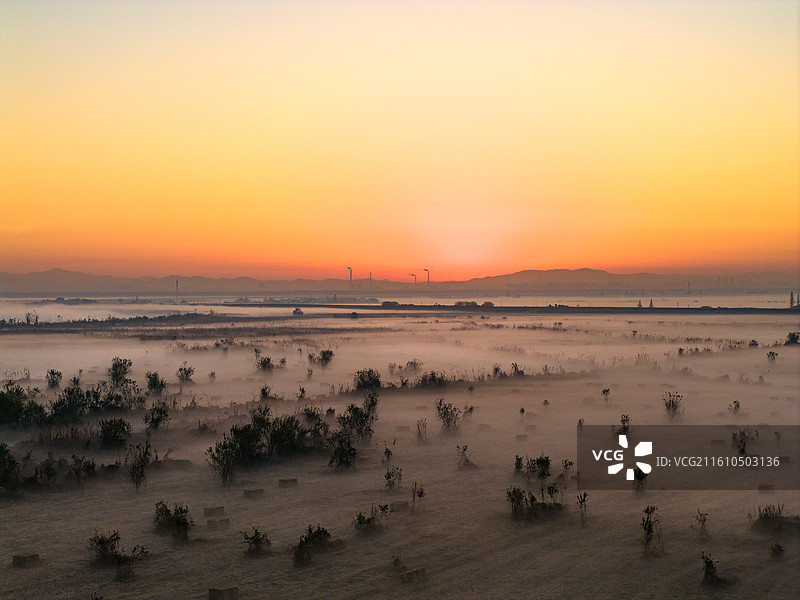 航拍长江航道日出风光及长江上的运输船图片素材