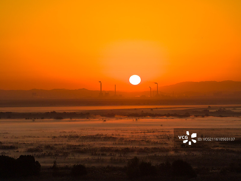 航拍长江航道日出风光及长江上的运输船图片素材
