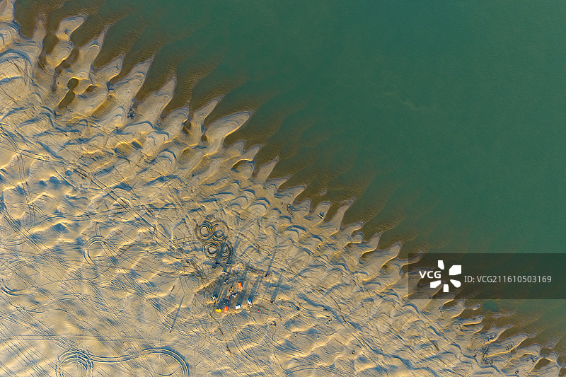 航拍长江航道日出风光及长江上的运输船图片素材