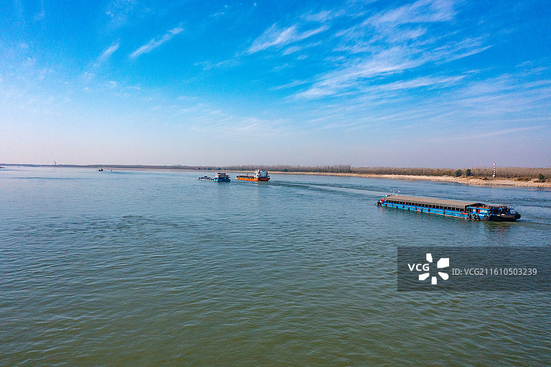航拍长江航道日出风光及长江上的运输船图片素材