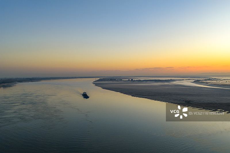 航拍长江航道日出风光及长江上的运输船图片素材