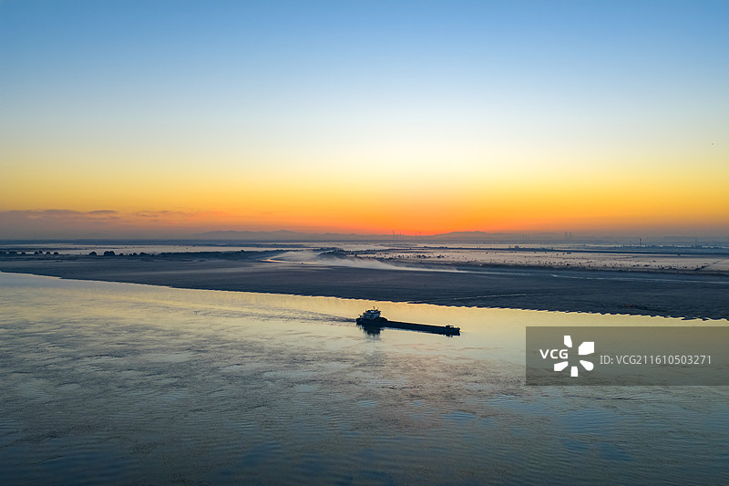 航拍长江航道日出风光及长江上的运输船图片素材