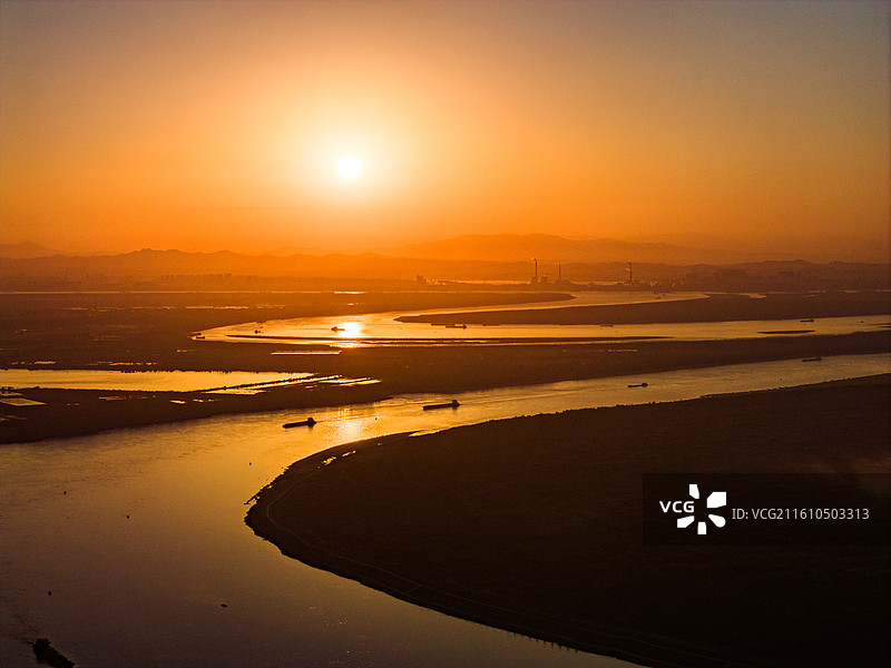 航拍长江航道日出风光及长江上的运输船图片素材