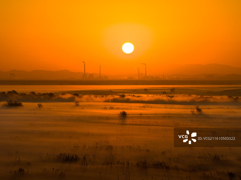 航拍长江航道日出风光及长江上的运输船图片素材