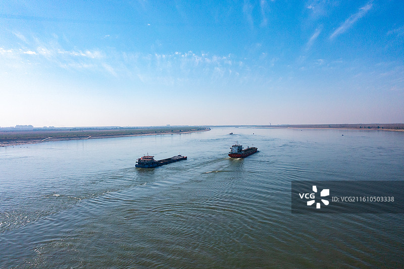 航拍长江航道日出风光及长江上的运输船图片素材