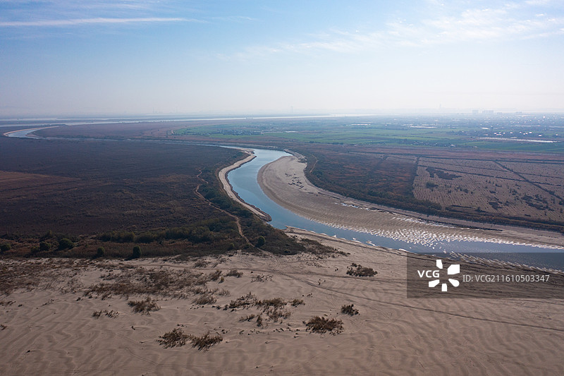 航拍长江航道日出风光及长江上的运输船图片素材