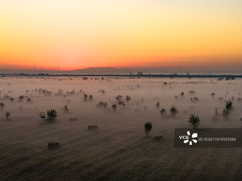 航拍长江航道日出风光及长江上的运输船图片素材