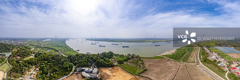 航拍长江航道日出风光及长江上的运输船图片素材