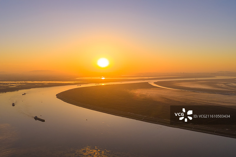 航拍长江航道日出风光及长江上的运输船图片素材